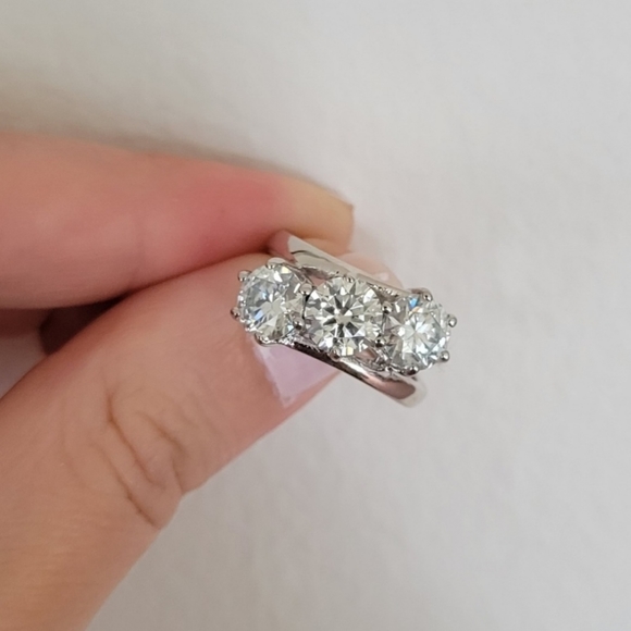 New 3ct Beautiful Moissanite Diamond Ring - Picture 3 of 9
